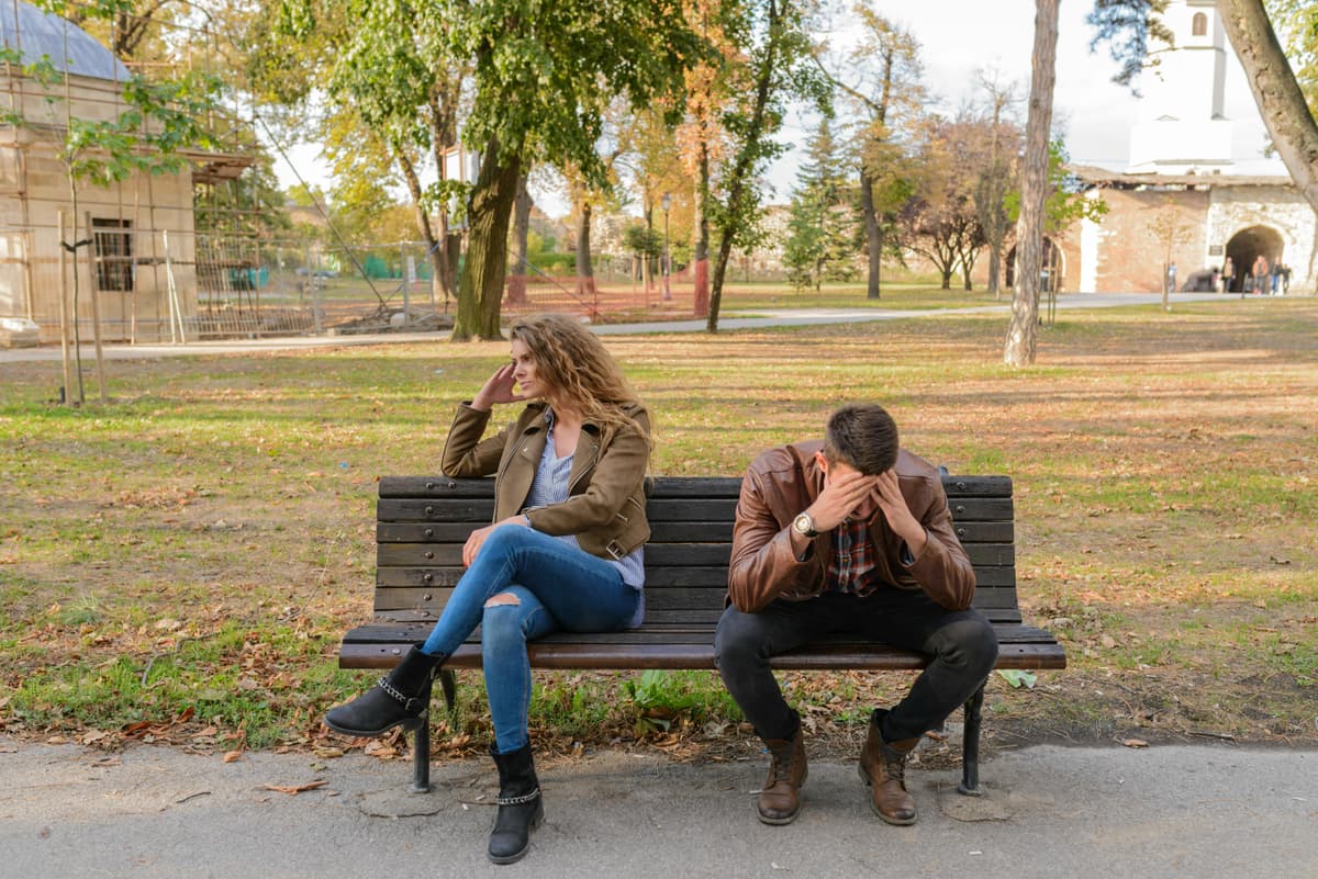 Couple en conflit sur un banc dans un parc